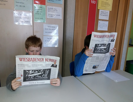 Schüler lesen Zeitung